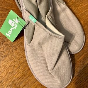 NWT Sanuk sling back loafers